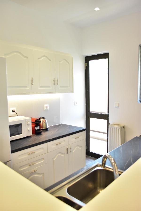 Βright Walled Designed Apt In Glyfada Center Athènes Extérieur photo