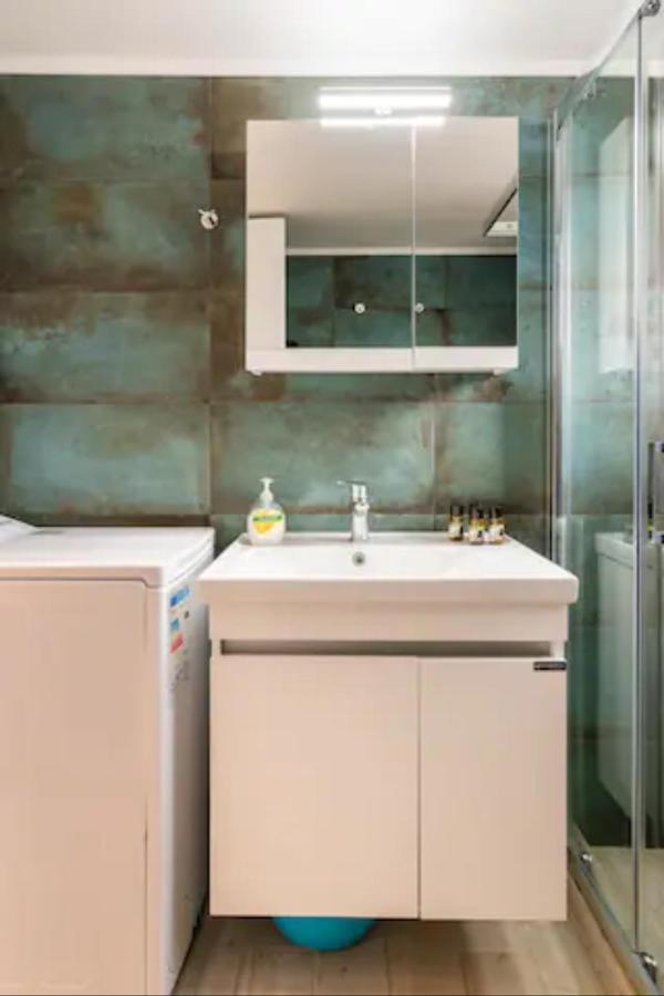 Βright Walled Designed Apt In Glyfada Center Athènes Extérieur photo