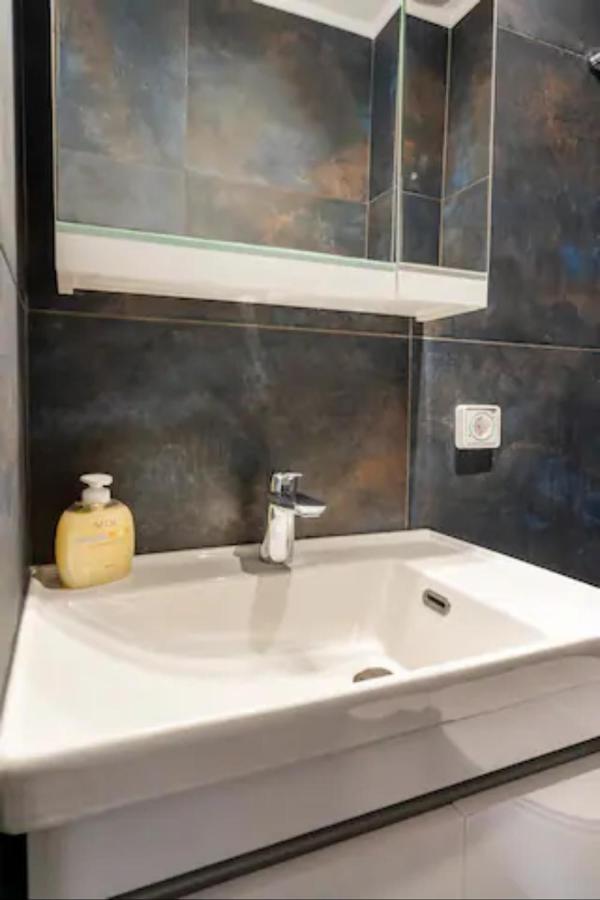 Βright Walled Designed Apt In Glyfada Center Athènes Extérieur photo